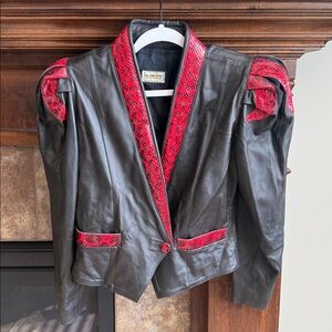 Vintage Klamotte Venezuelan black and red leather statement jacket size 40 (med)